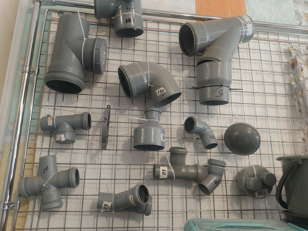 Канализационные фитинги на витрине магазина